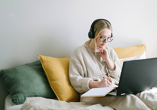 4 Ways to Improve Speaking Skills with English Classes Online